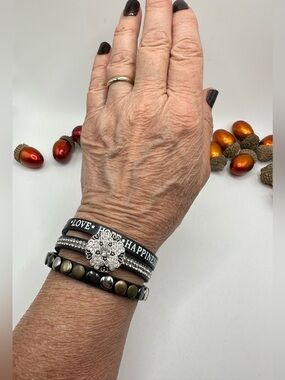 Love, Hope, Happiness Black Leather Bracelet w/ Sparkling Floral 18mm Snap!